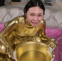 衣織さんが濃厚な金粉を全身にかけていきますｗｗ