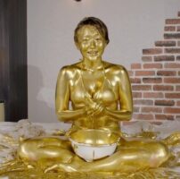 東野羽海さんが人生初の金粉メッシー撮影に挑むｗｗｗ