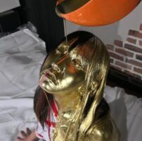 顔が可愛すぎるだろｗｗｗ夜桜栞さんが金粉撮影ですｗｗｗ