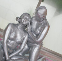 衣織さんと来海るなさんの仲良く銀粉プレイしちゃう