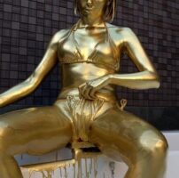 褐色肌の美女が金粉を全身に塗ってメッシープレイ