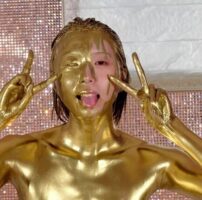 夜乃さゆなちゃんが金粉プレイ