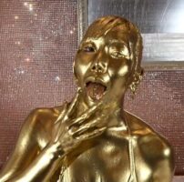 スタイル抜群の咲鵺まこちゃんが金粉プレイｗｗｗ