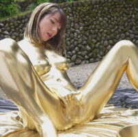 大人気女優の小花のんちゃんが野外で金粉メッシー